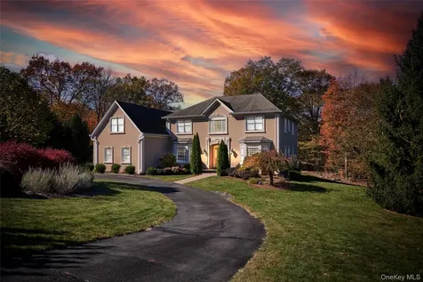 28 Heritage Court Tuxedo Park NY 10987