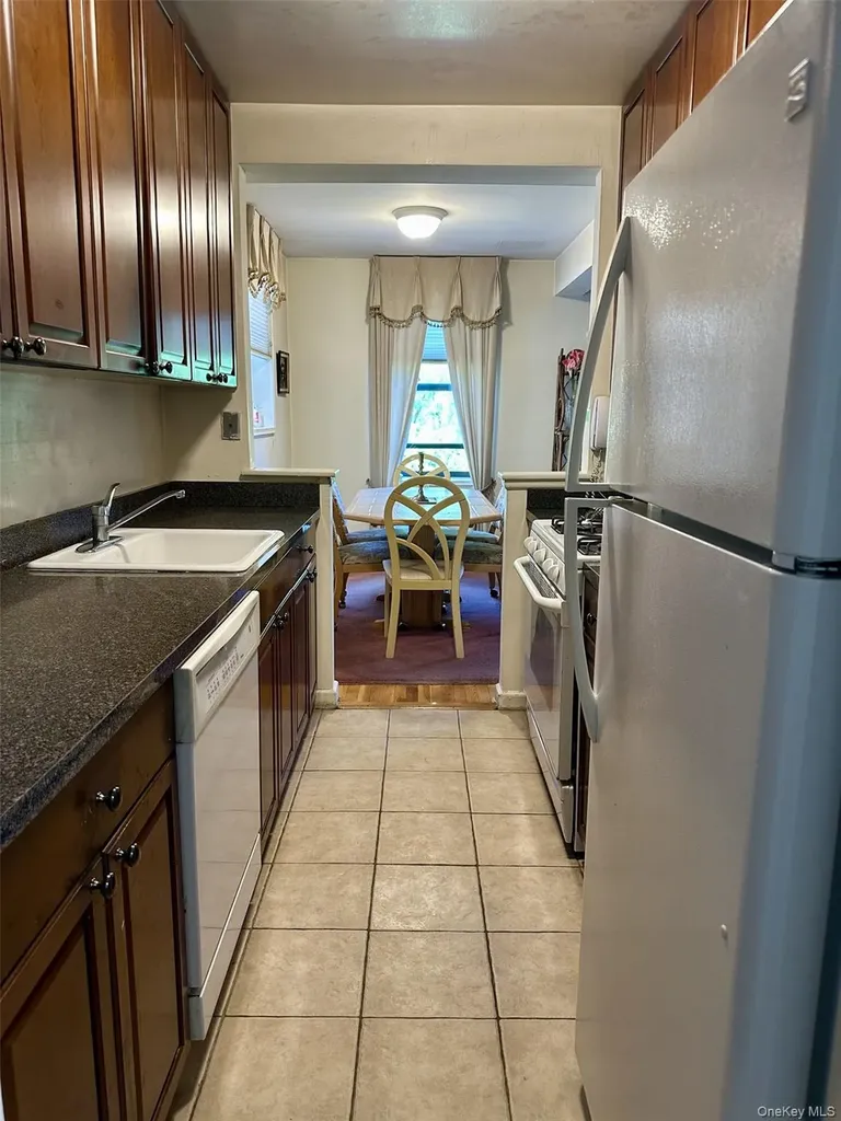 11 Wooleys Lane Great Neck NY 11021