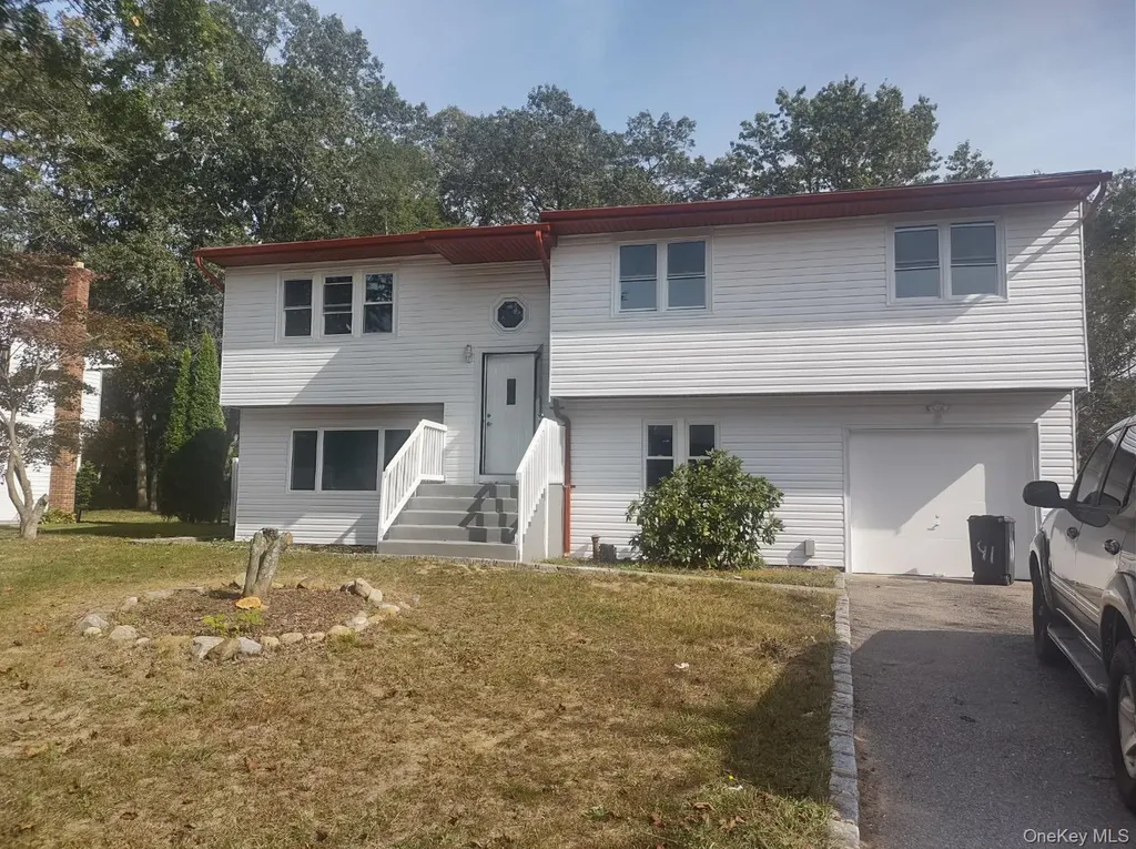 41 Woodbrook Drive Ridge NY 11691