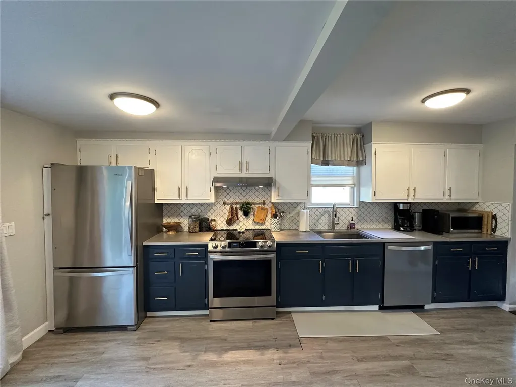 558 Meadow Road Kings Park NY 11754