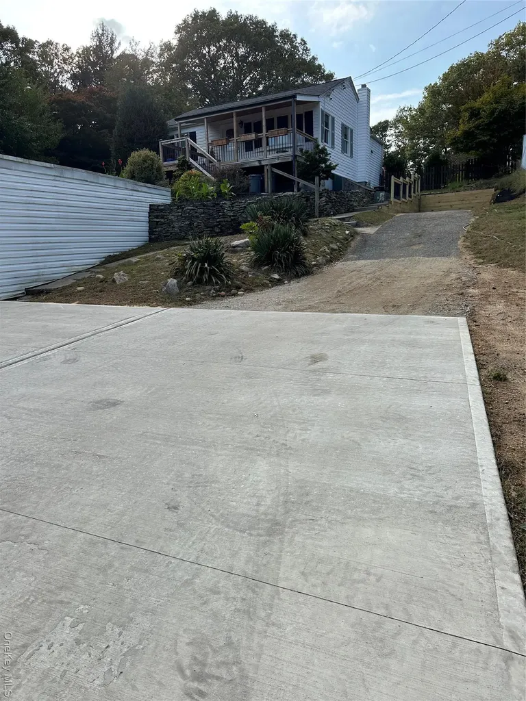558 Meadow Road Kings Park NY 11754