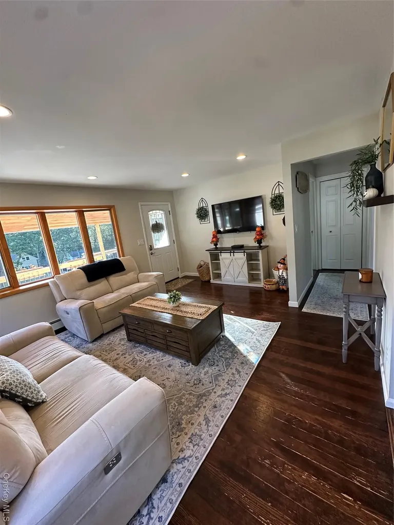 558 Meadow Road Kings Park NY 11754