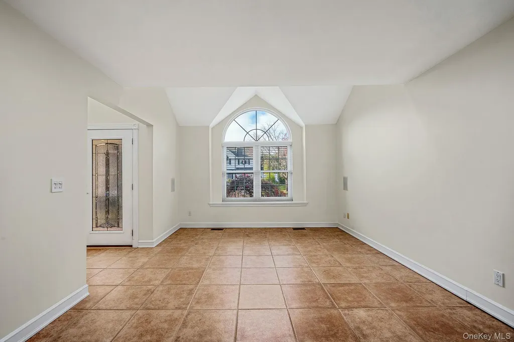 2 Max Way Commack NY 11725