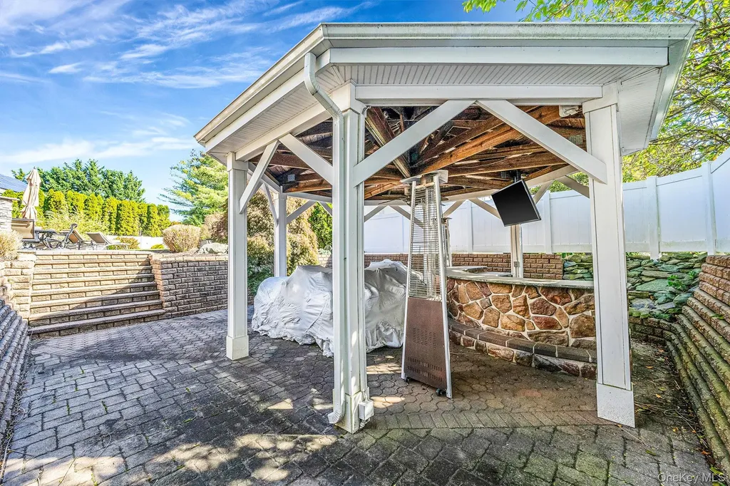 2 Max Way Commack NY 11725