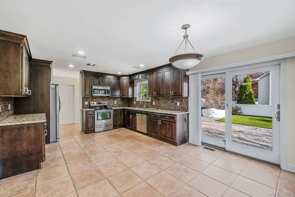 2 Max Way Commack NY 11725