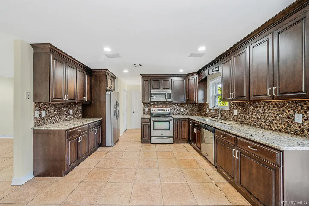 2 Max Way Commack NY 11725