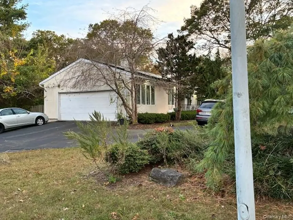 33 Pinecone Lane Islandia NY 11749