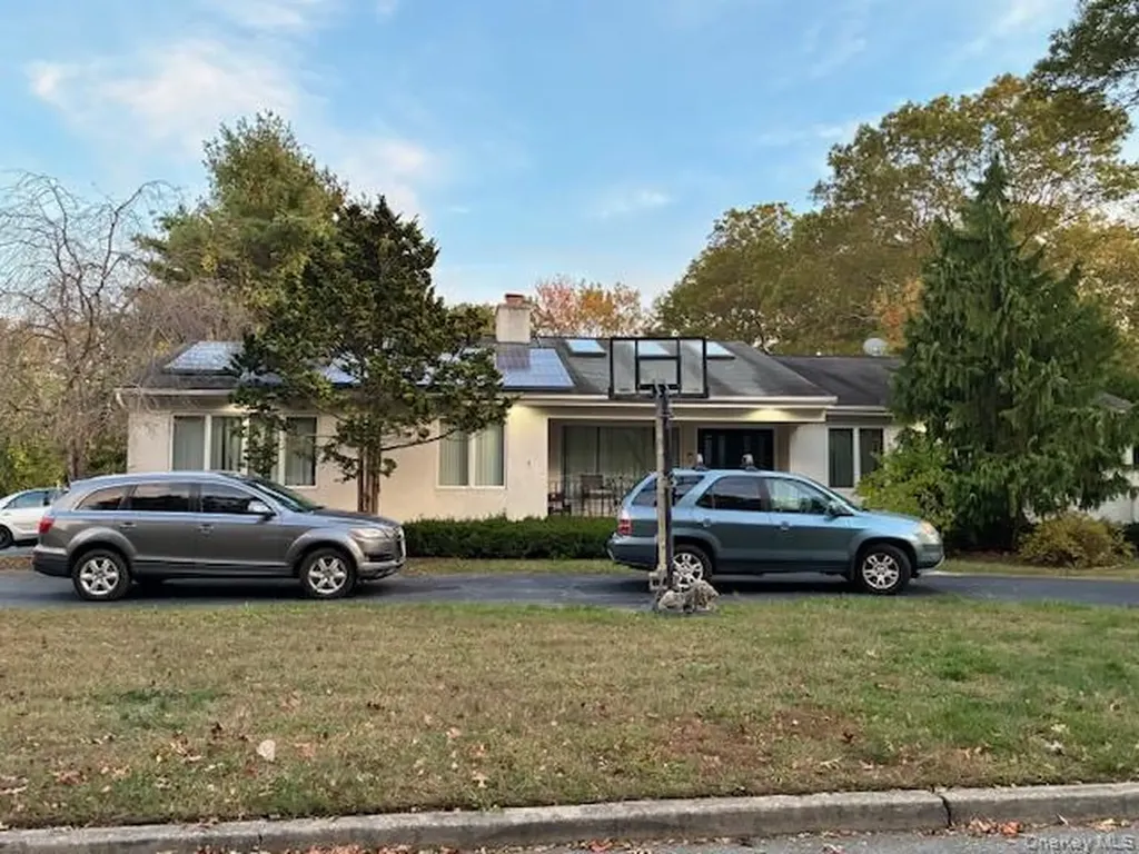 33 Pinecone Lane Islandia NY 11749