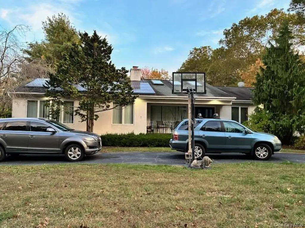 33 Pinecone Lane Islandia NY 11749