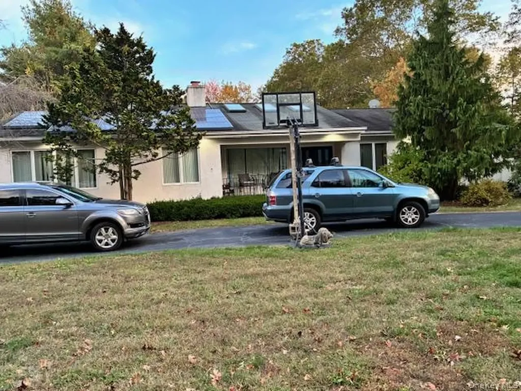 33 Pinecone Lane Islandia NY 11749
