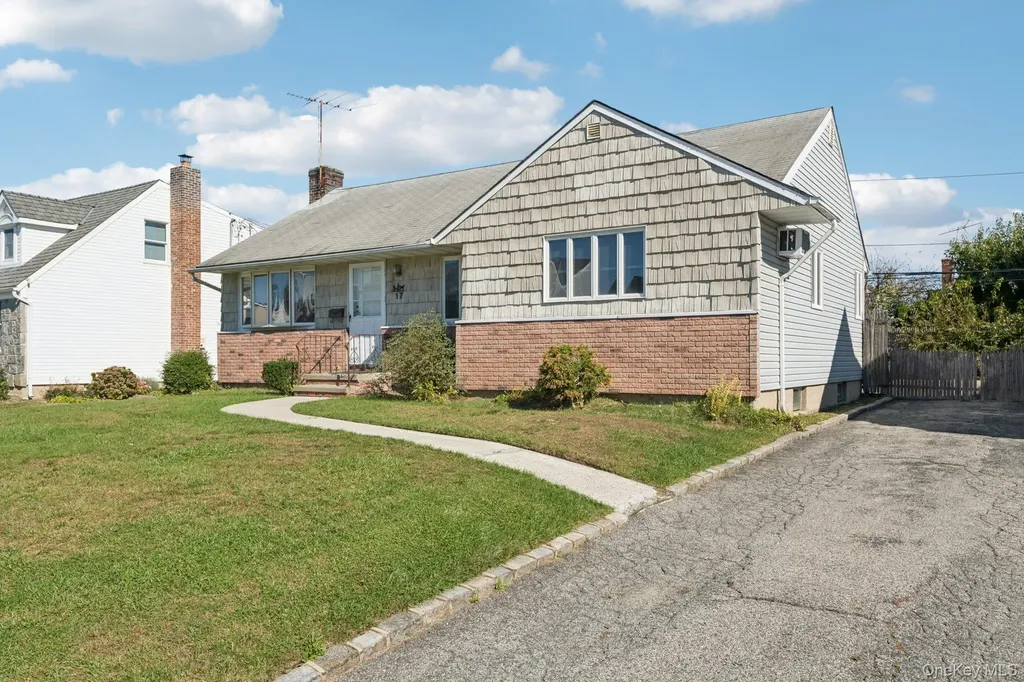 17 Whitman Avenue Syosset NY 11791