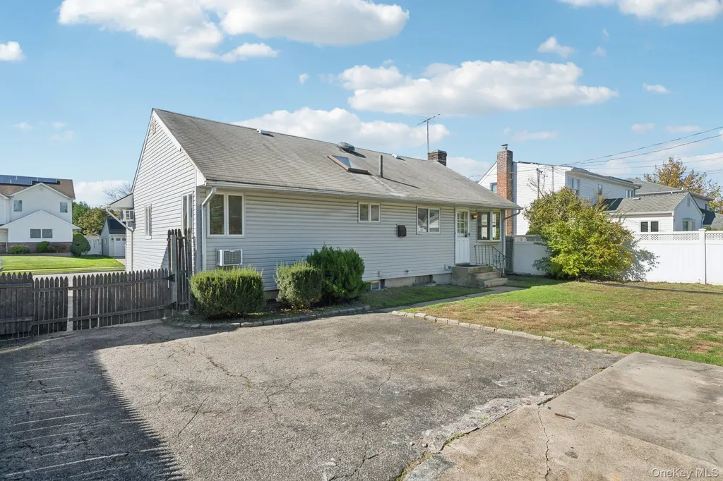 17 Whitman Avenue Syosset NY 11791