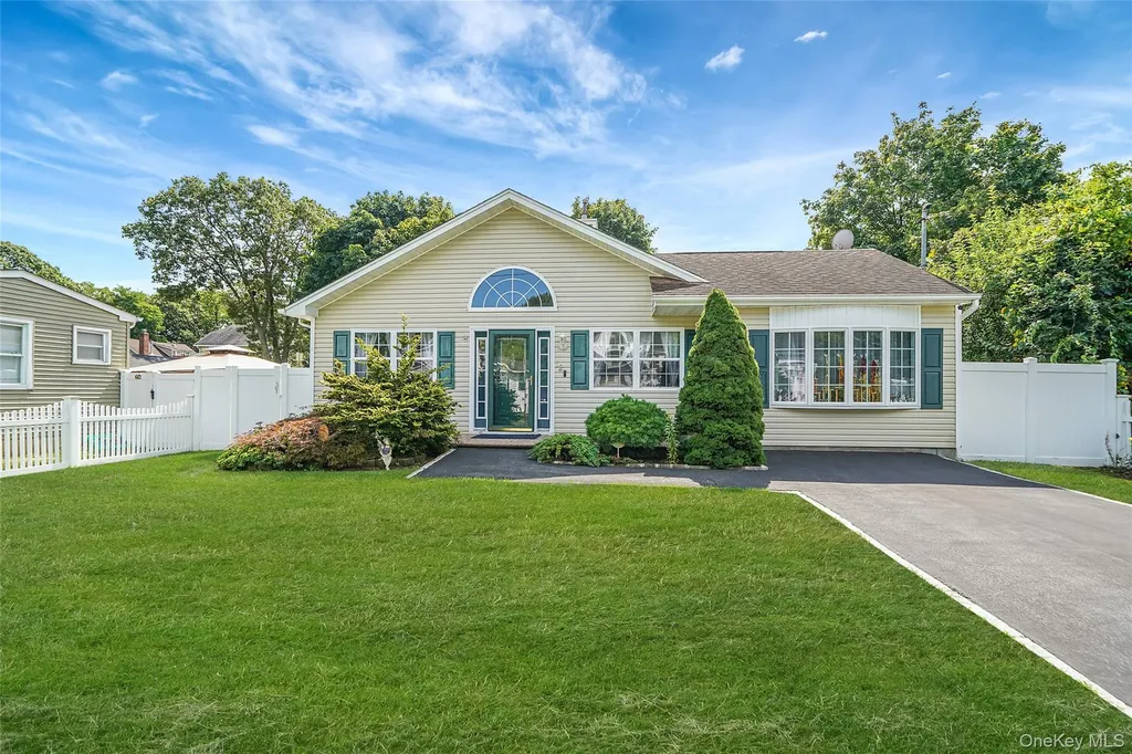 12 Edwin Street Bay Shore NY 11706