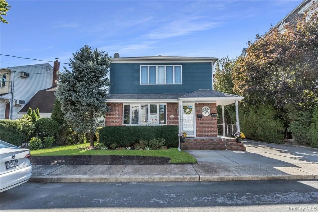 12 Roxy Place Lynbrook NY 11563