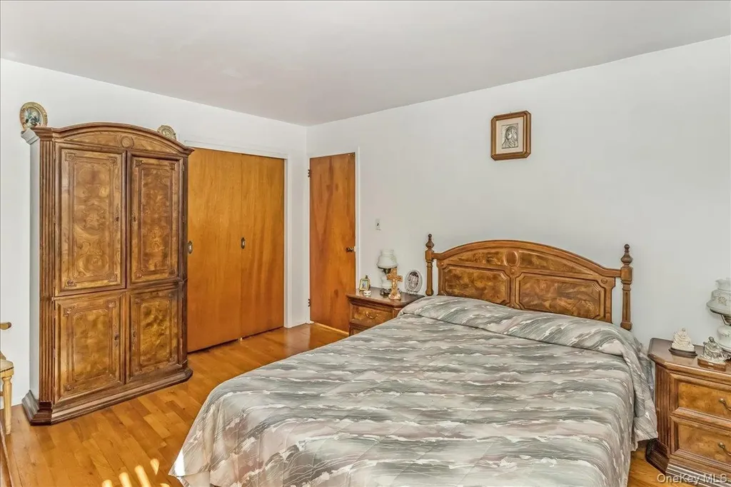 12 Roxy Place Lynbrook NY 11563