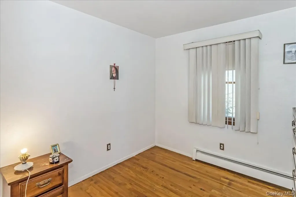 12 Roxy Place Lynbrook NY 11563