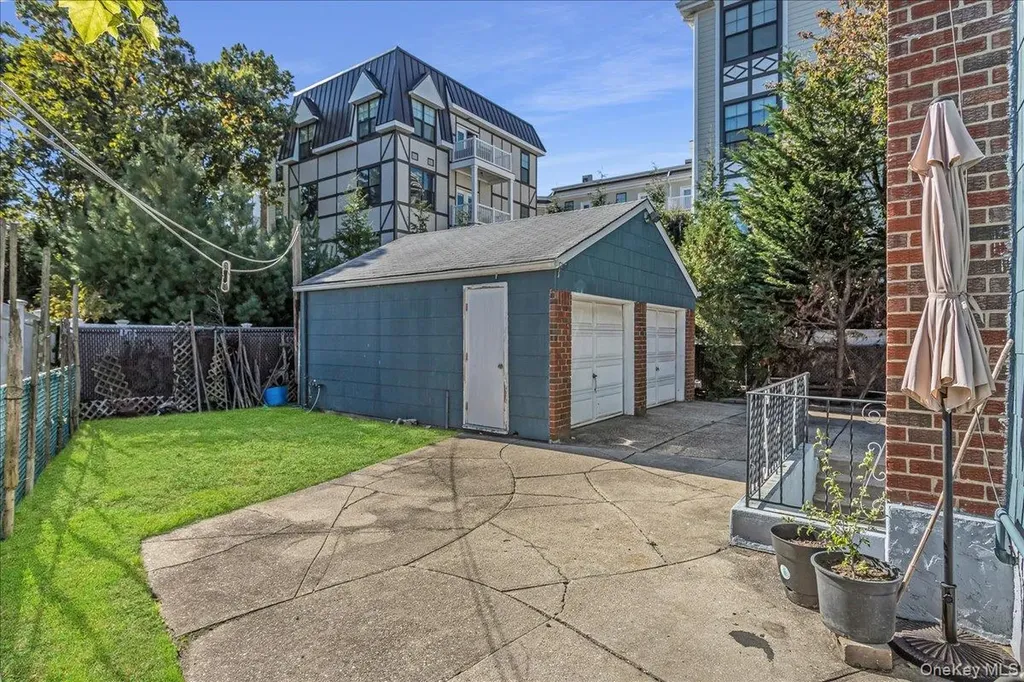 12 Roxy Place Lynbrook NY 11563