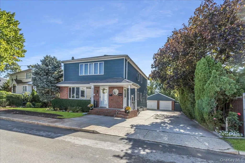 12 Roxy Place Lynbrook NY 11563