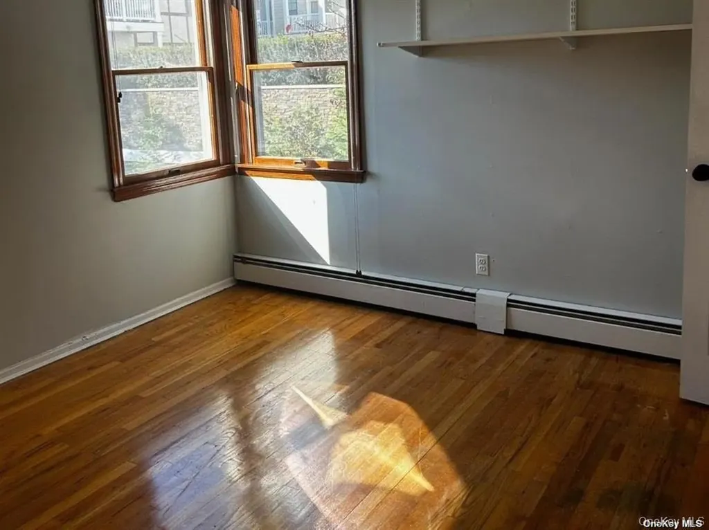 12 Roxy Place Lynbrook NY 11563