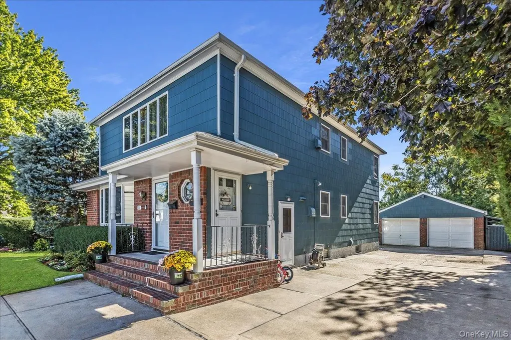 12 Roxy Place Lynbrook NY 11563
