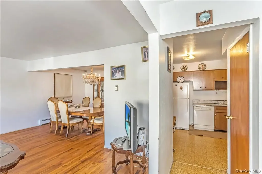 12 Roxy Place Lynbrook NY 11563