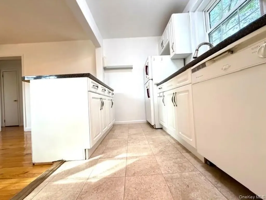 65-26B 223 Place Bayside NY 11364
