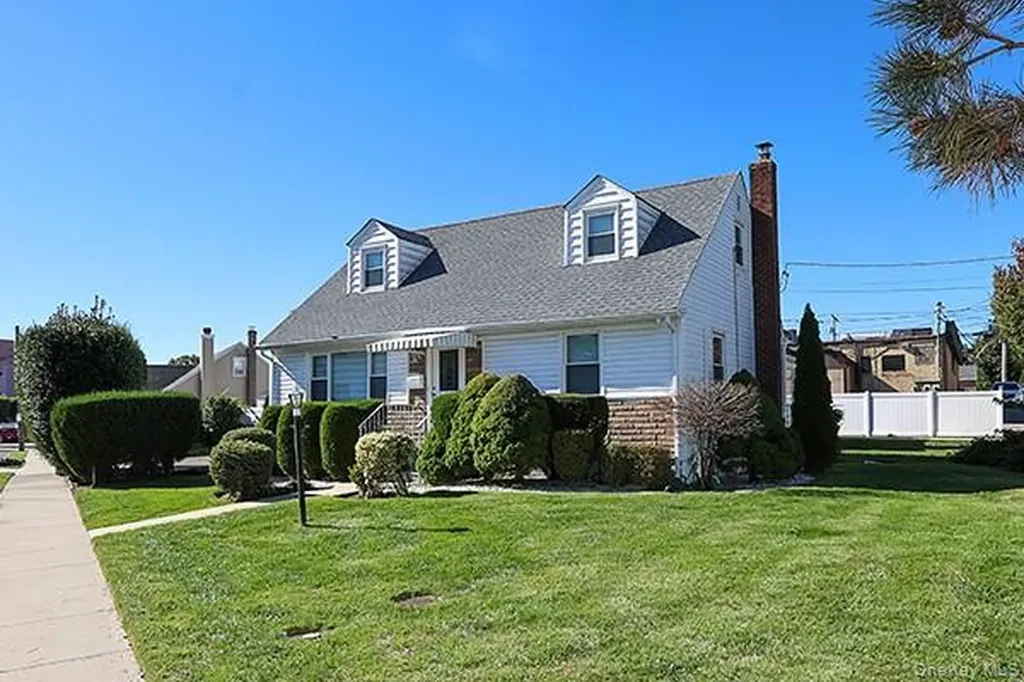 132 Bethel Road Albertson NY 11507
