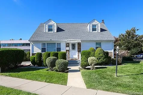 132 Bethel Road Albertson NY 11507