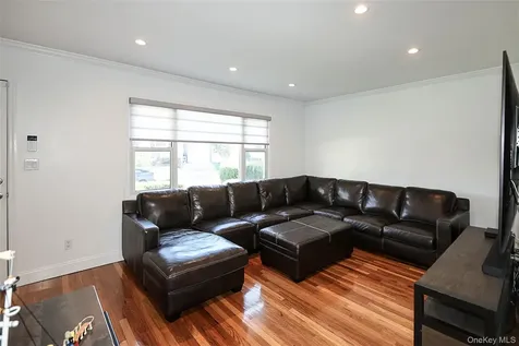 132 Bethel Road Albertson NY 11507