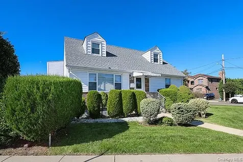 132 Bethel Road Albertson NY 11507