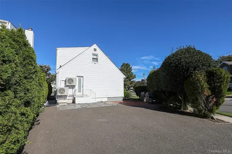 132 Bethel Road Albertson NY 11507