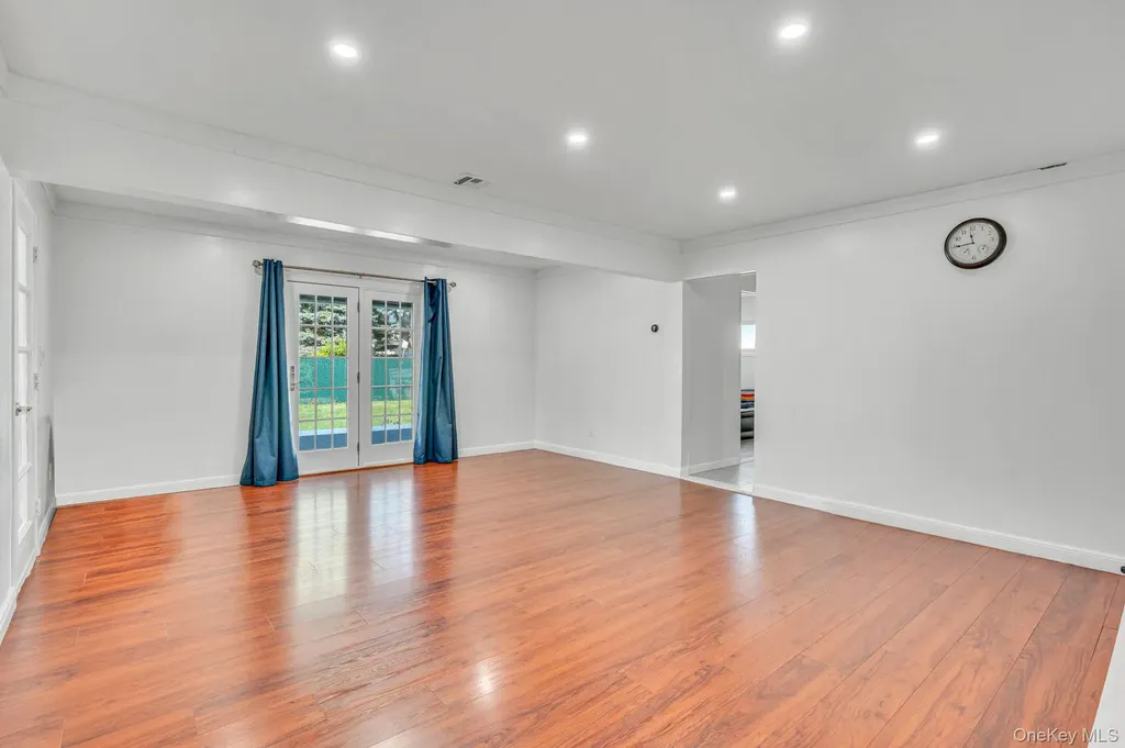 26 Sky Lane Levittown NY 11756