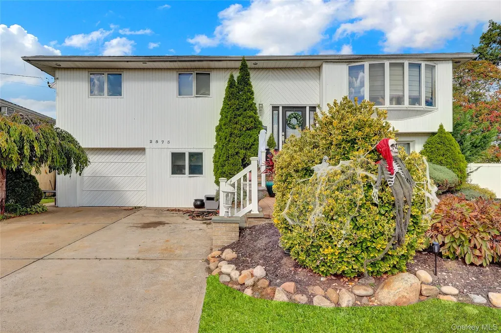 2573 Harvard Lane Seaford NY 11783