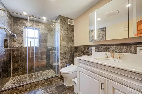 1655 Stein Drive Bay Shore NY 11706