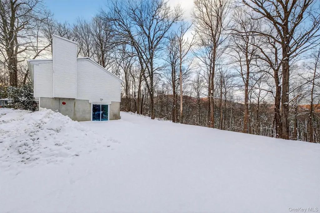 11 Park Lane Holmes NY 12531