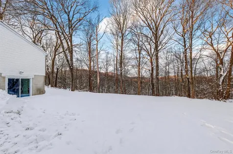 11 Park Lane Holmes NY 12531