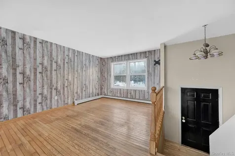 11 Park Lane Holmes NY 12531