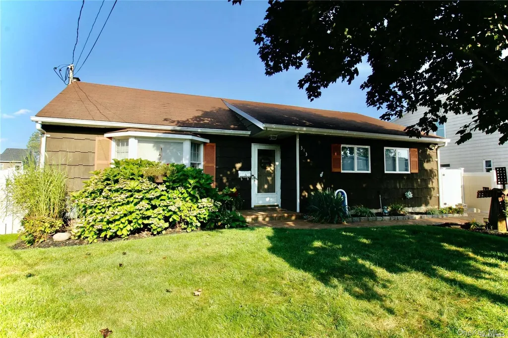 313 West Drive Copiague NY 11726