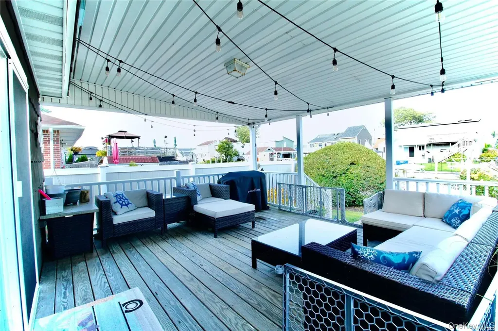 313 West Drive Copiague NY 11726