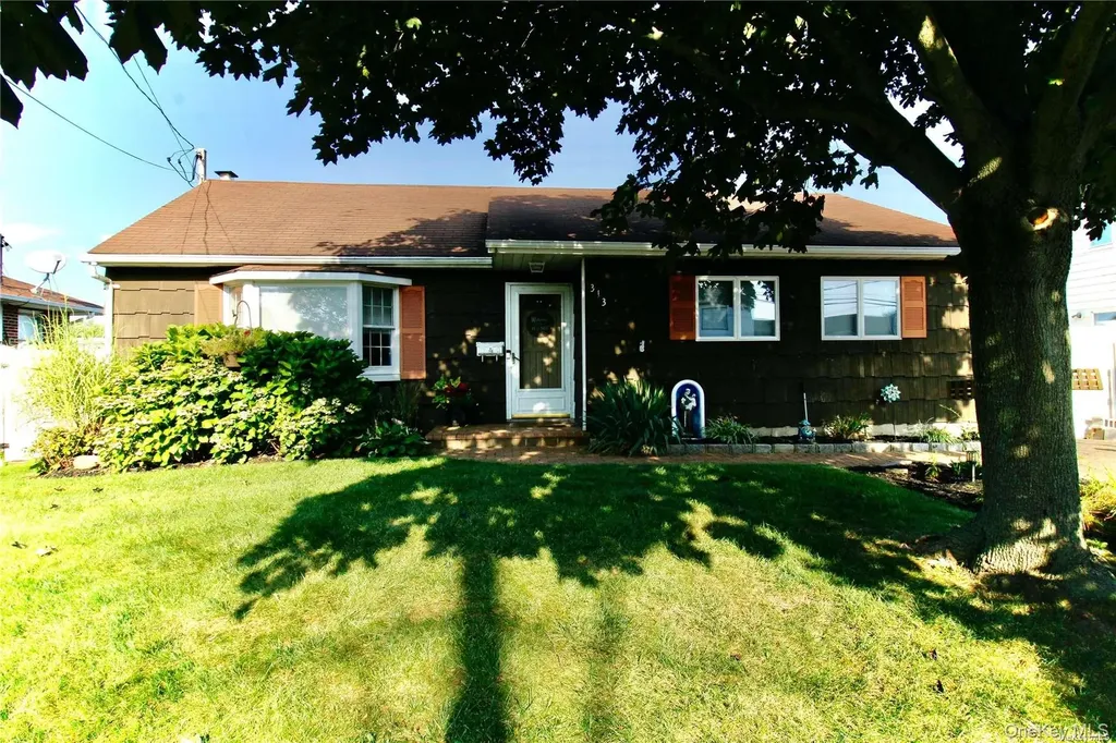 313 West Drive Copiague NY 11726