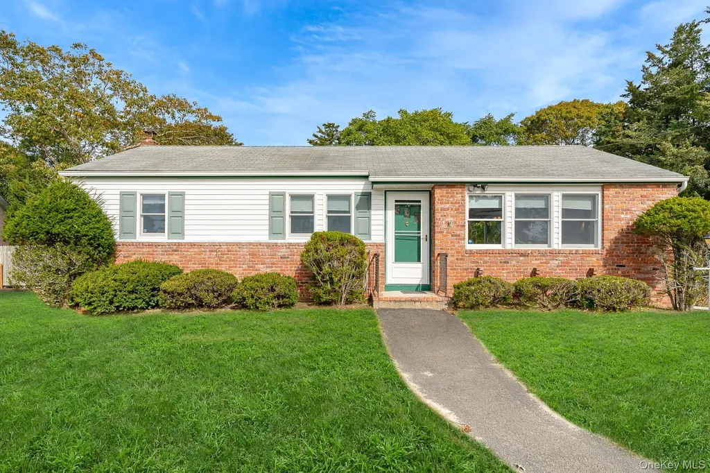 10 Argonne Road W Hampton Bays NY 11946