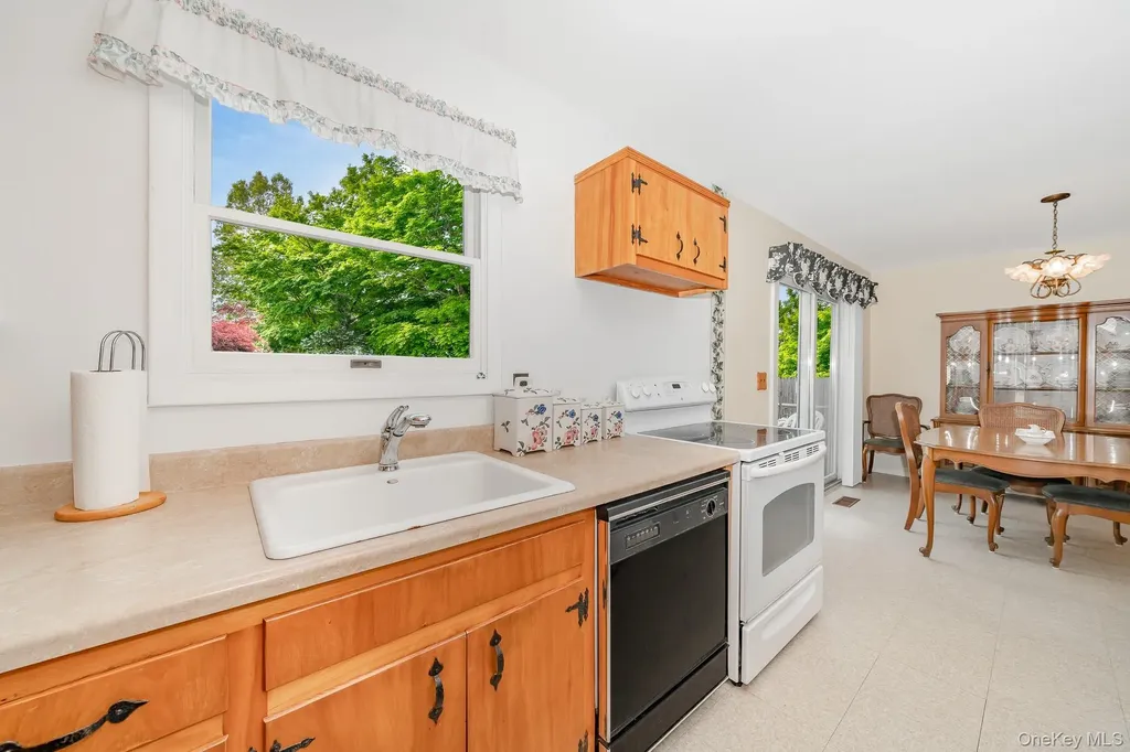 10 Argonne Road W Hampton Bays NY 11946