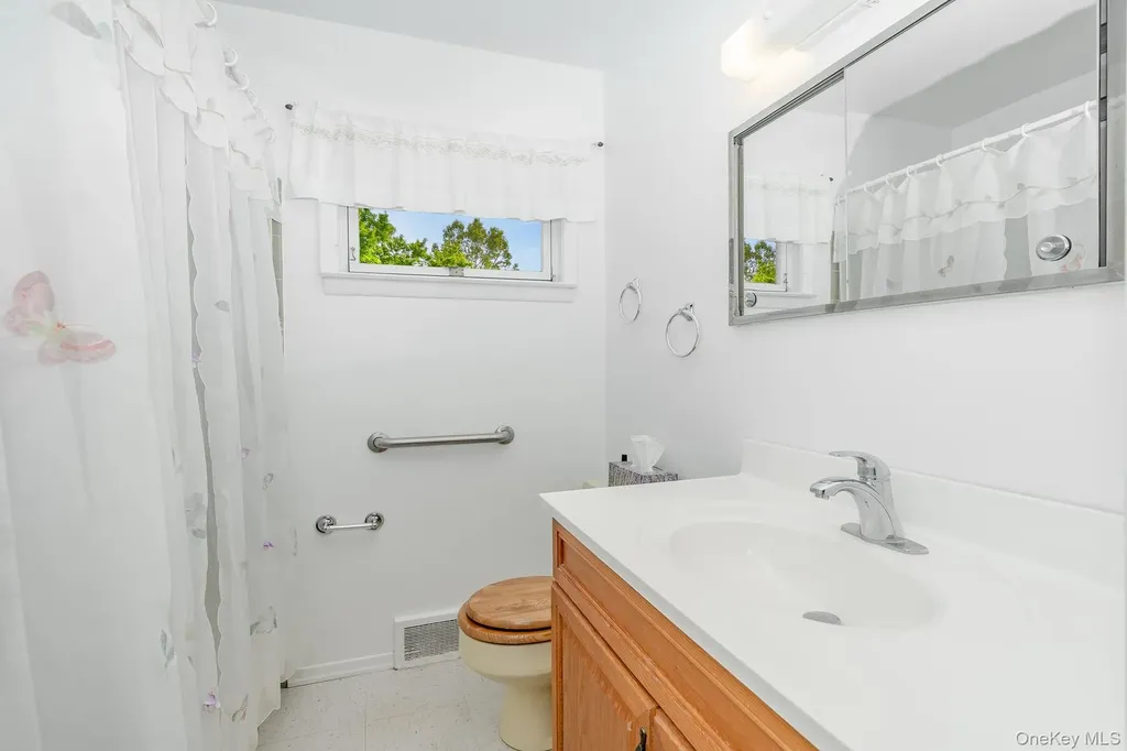 10 Argonne Road W Hampton Bays NY 11946
