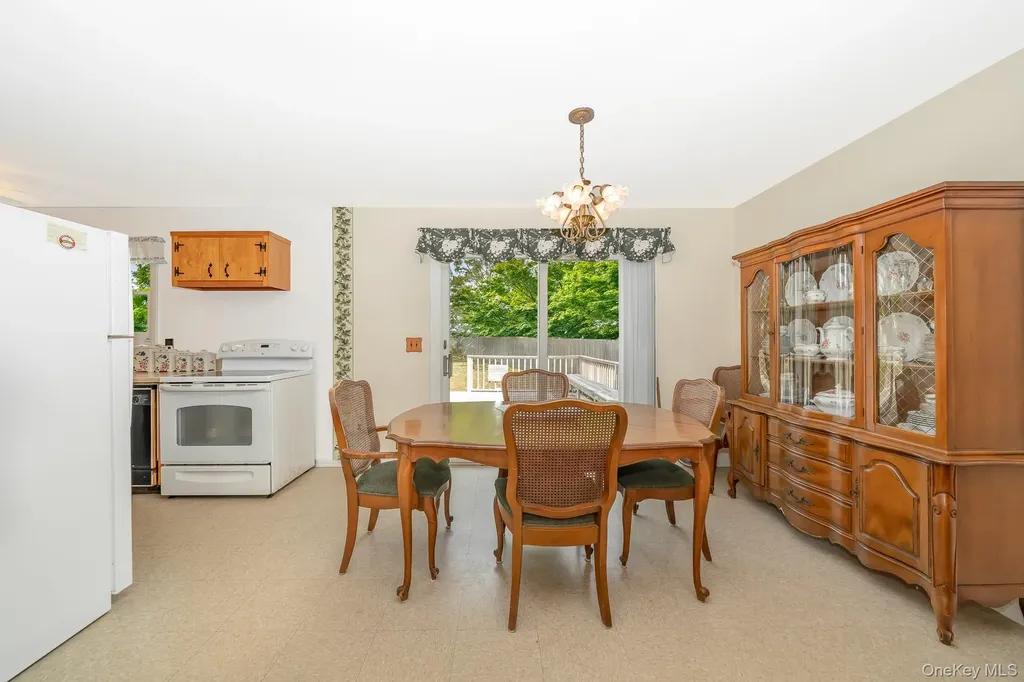 10 Argonne Road W Hampton Bays NY 11946
