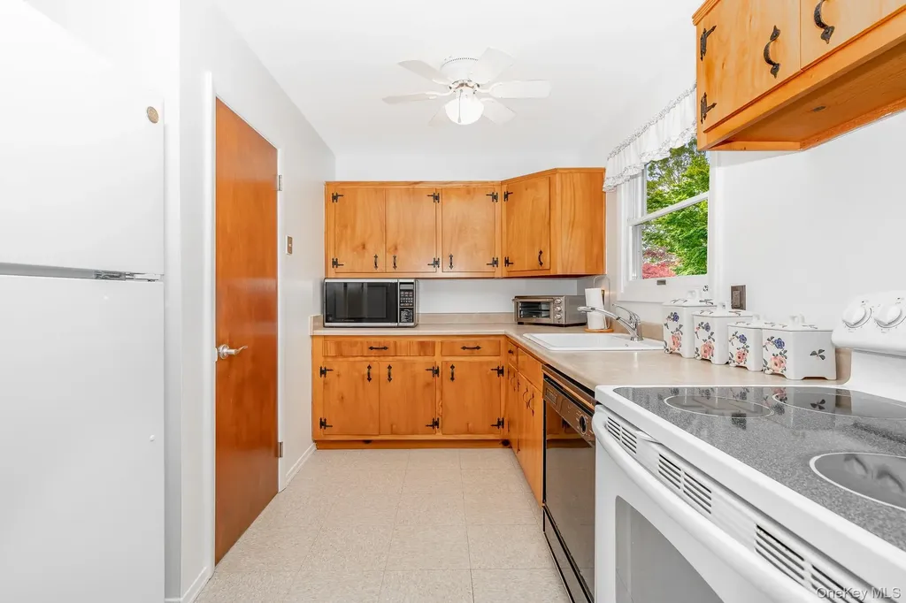 10 Argonne Road W Hampton Bays NY 11946