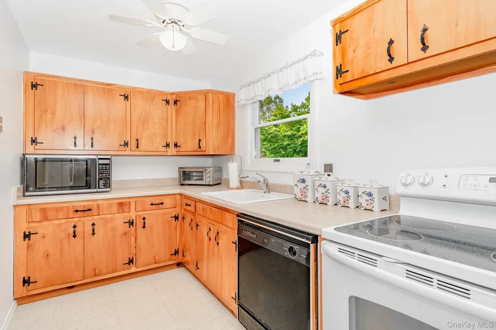 10 Argonne Road W Hampton Bays NY 11946