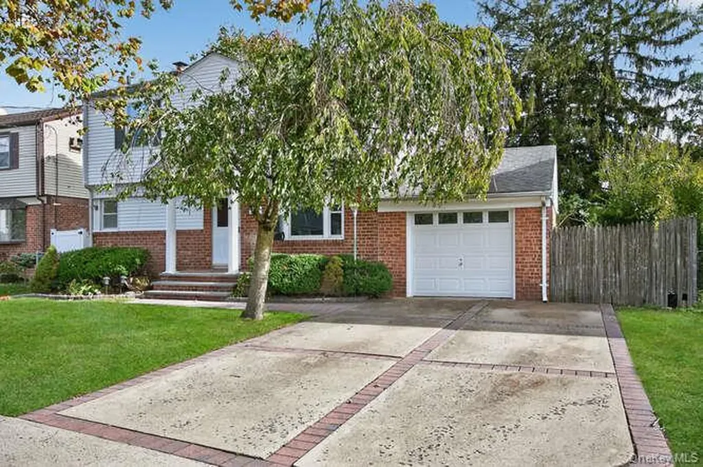 452 Latham Road Mineola NY 11501
