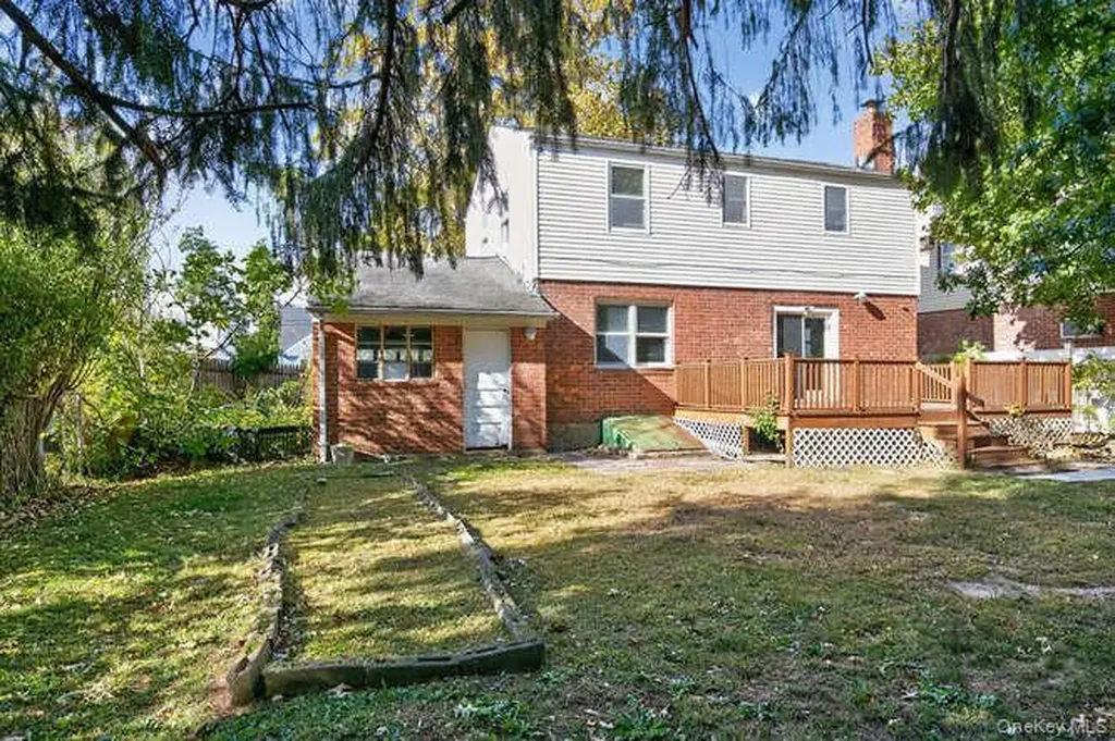 452 Latham Road Mineola NY 11501