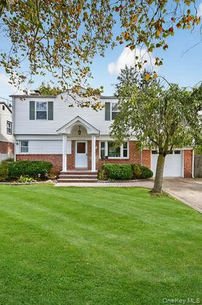 452 Latham Road Mineola NY 11501