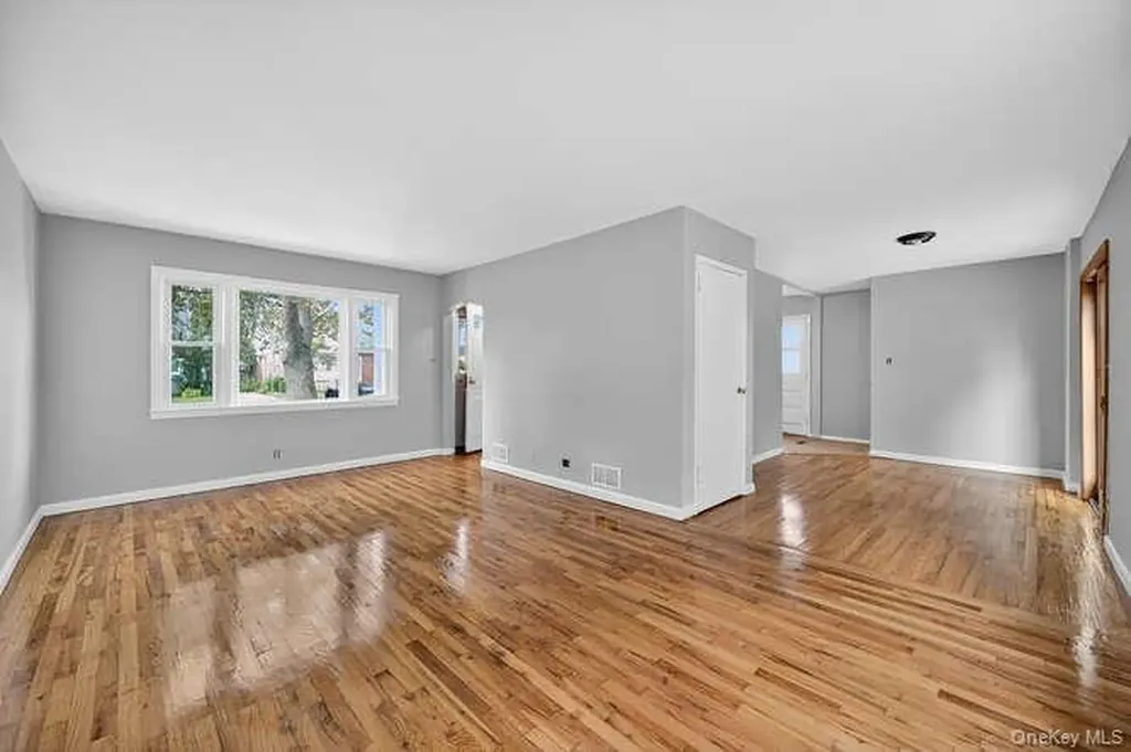 452 Latham Road Mineola NY 11501